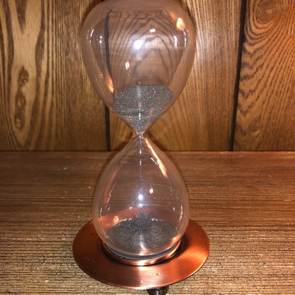 Magnetic hourglass